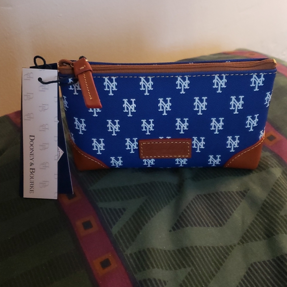 Nwt dooney & bourke pouch small 6 1/2 And 4 Hight